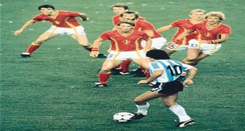 مارادونا... الأعلى موهبة والأكثر وقوعاً في الأزمات